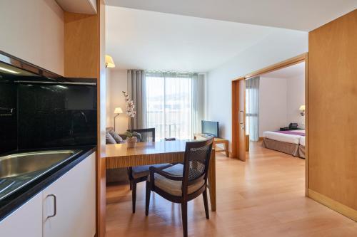 Apartamento de 1 dormitorio con vistas al interior del hotel Golden Residence. Foto 1