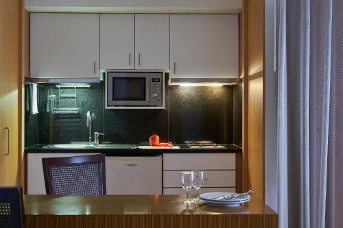 Apartamento Vista Parcial Mar Premium 2 Camas individuales 2 sofás camas kitchenette Normal del hotel Golden Residence. Foto 1