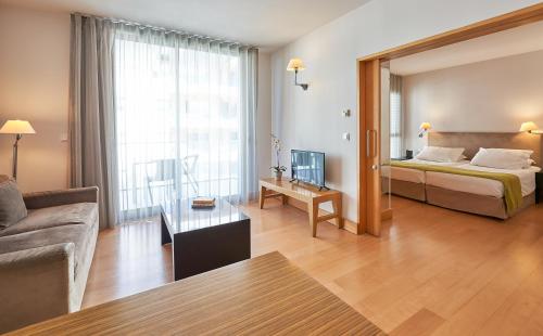 Apartamento Vista Parcial Mar Premium 2 Camas individuales 2 sofás camas kitchenette Normal del hotel Golden Residence. Foto 4