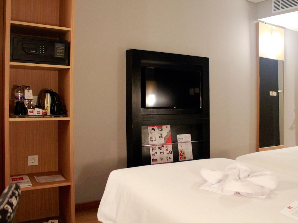 Habitación estándar con 2 camas individuales del hotel Ibis Pontianak City Center. Foto 1