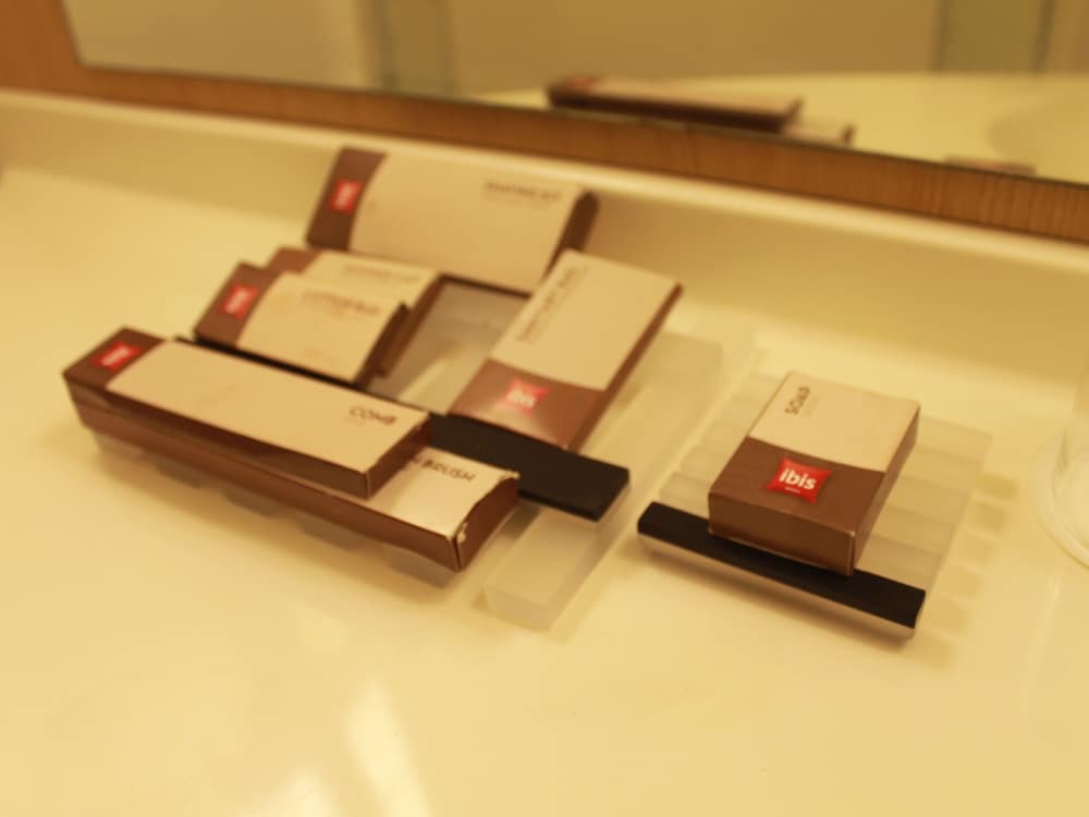 Habitación estándar con 2 camas individuales del hotel Ibis Pontianak City Center. Foto 3