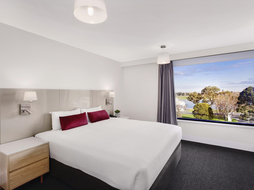 Suite Superior de 1 Dormitorio con 1 Cama King y Vistas al Lago del hotel Mercure Melbourne Albert Park. Foto 4