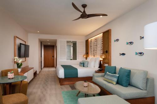 Suite Junior Preferred Club con vistas tropicales y cama extragrande del hotel Dreams Macao Beach Punta Cana. Foto 1