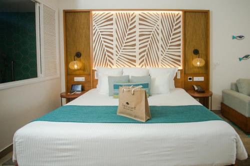 Suite Junior Preferred Club con vistas tropicales y cama extragrande del hotel Dreams Macao Beach Punta Cana. Foto 2