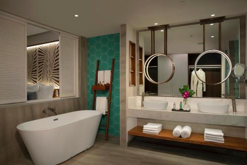 Suite Principal Club Preferencial con vistas al mar del hotel Dreams Macao Beach Punta Cana. Foto 1