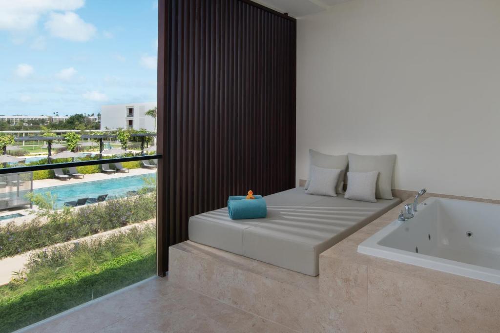 Habitación doble Vista Piscina Premium 2 camas del hotel Live Aqua Beach Resort Punta Cana. Foto 1