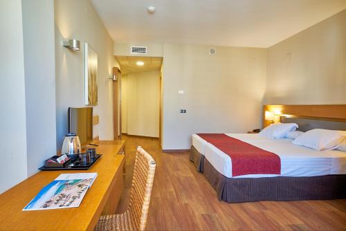Habitación Doble con cama supletoria del hotel Guadalmedina. Foto 1