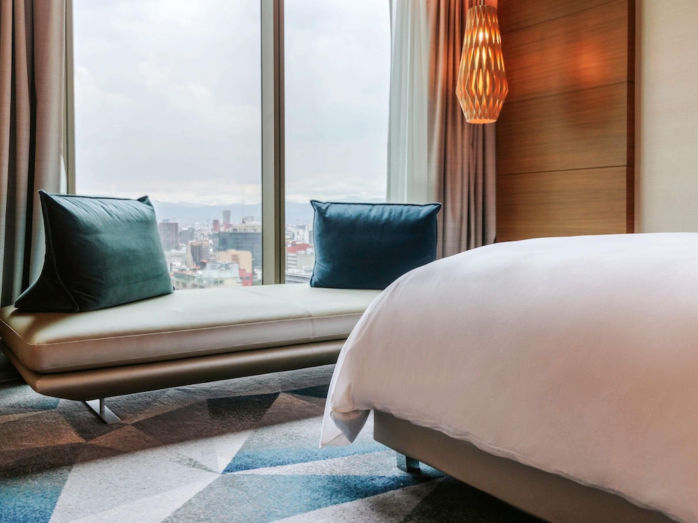 Habitación Superior con 1 cama king size y vistas a la ciudad del hotel Sofitel Mexico City Reforma. Foto 1