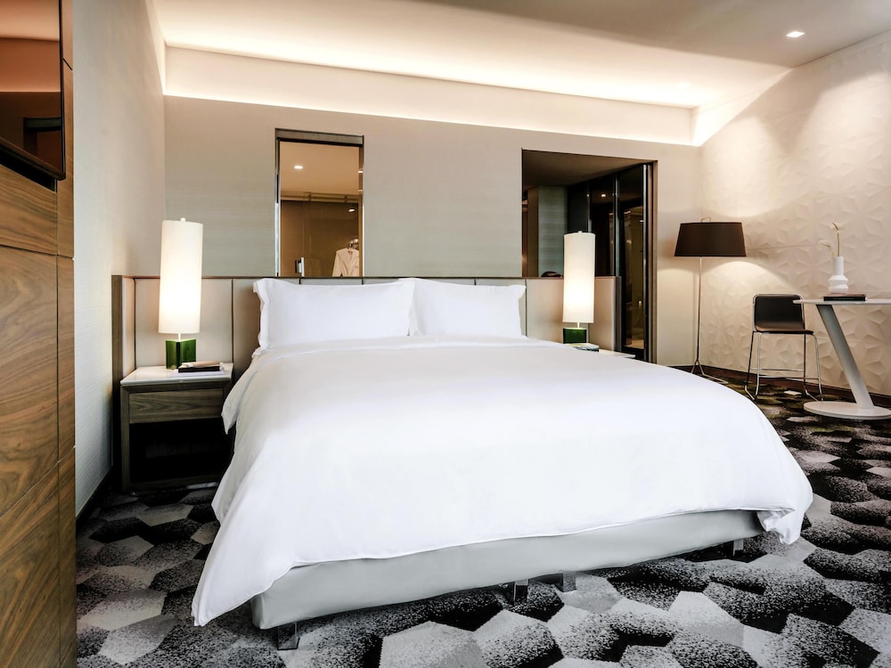 SUITE JUNIOR EN PLANTA EXECUTIVE: acceso al Club Millésime, cama king size y vistas a Reforma del hotel Sofitel Mexico City Reforma
