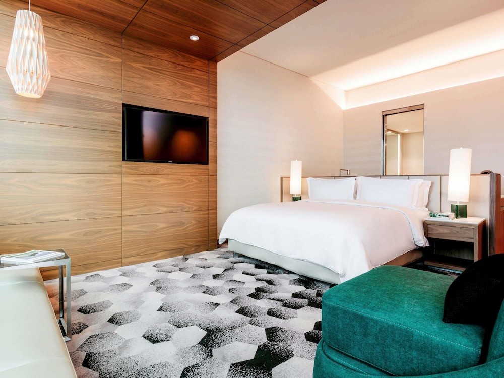 SUITE JUNIOR EN PLANTA EXECUTIVE: acceso al Club Millésime, cama king size y vistas al Ángel del hotel Sofitel Mexico City Reforma. Foto 1