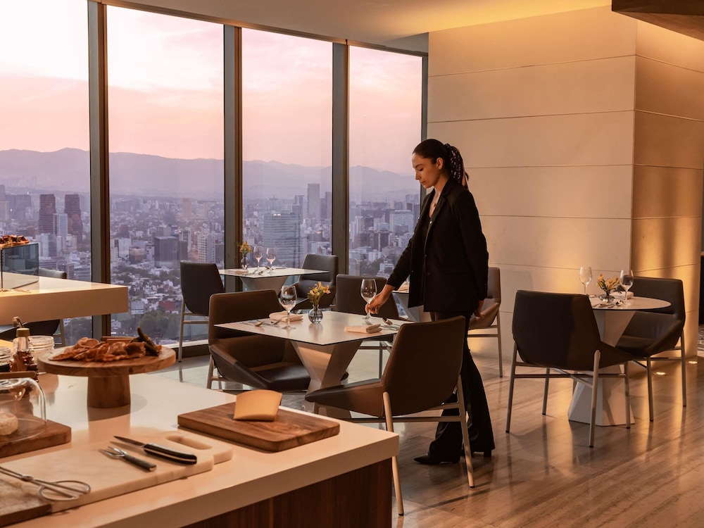 SUITE JUNIOR EN PLANTA EXECUTIVE: acceso al Club Millésime, 2 camas dobles y vistas al Ángel del hotel Sofitel Mexico City Reforma. Foto 2
