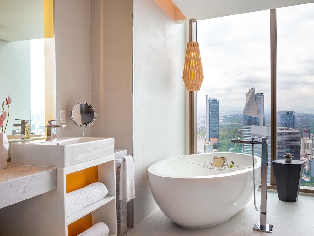 SUITE JUNIOR EN PLANTA EXECUTIVE: acceso al Club Millésime, 2 camas dobles y vistas al Ángel del hotel Sofitel Mexico City Reforma. Foto 4