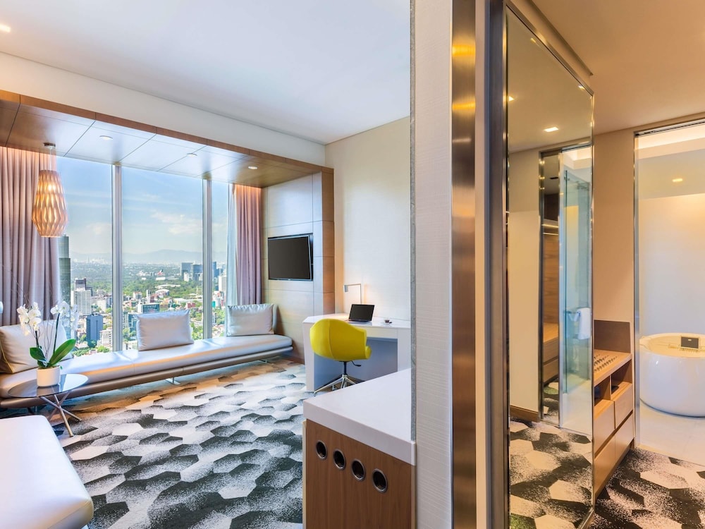 SUITE PRESTIGE EN PLANTA EXECUTIVE: acceso al Club Millésime, cama king size y vistas al Ángel del hotel Sofitel Mexico City Reforma. Foto 1