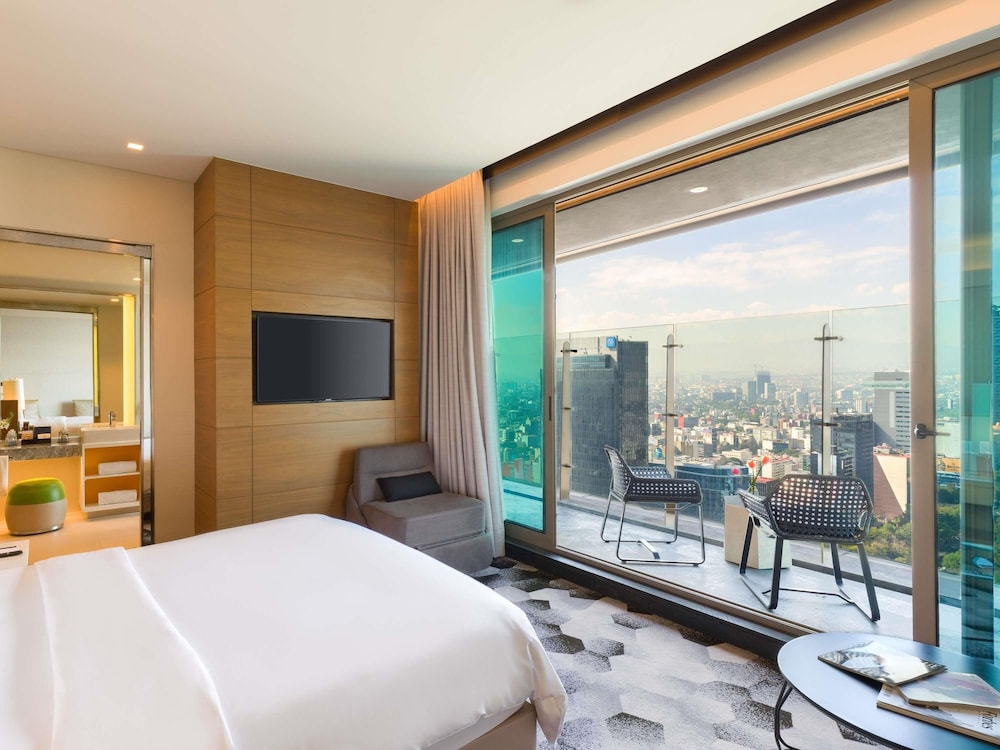 SUITE PRESTIGE EN PLANTA EXECUTIVE: terraza, Club Millésime, cama king size y vistas al Ángel del hotel Sofitel Mexico City Reforma