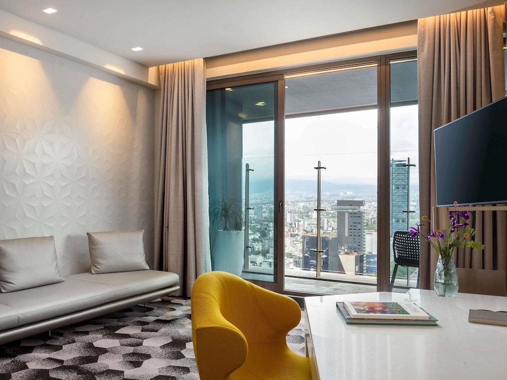 SUITE PRESTIGE EN PLANTA EXECUTIVE: terraza, Club Millésime, cama king size y vistas al Ángel del hotel Sofitel Mexico City Reforma. Foto 1