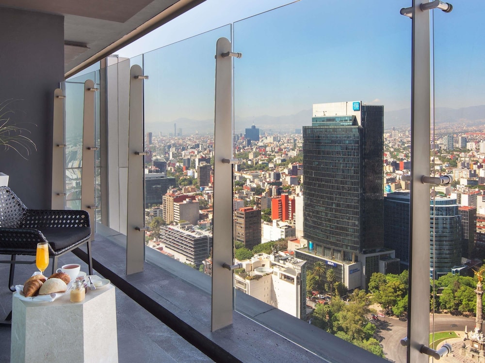 SUITE PRESTIGE EN PLANTA EXECUTIVE: terraza, Club Millésime, cama king size y vistas al Ángel del hotel Sofitel Mexico City Reforma. Foto 2