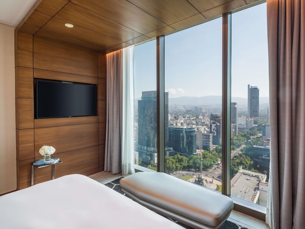 SUITE PRESTIGE EN PLANTA EXECUTIVE: terraza, Club Millésime, cama king size y vistas al Ángel del hotel Sofitel Mexico City Reforma. Foto 3