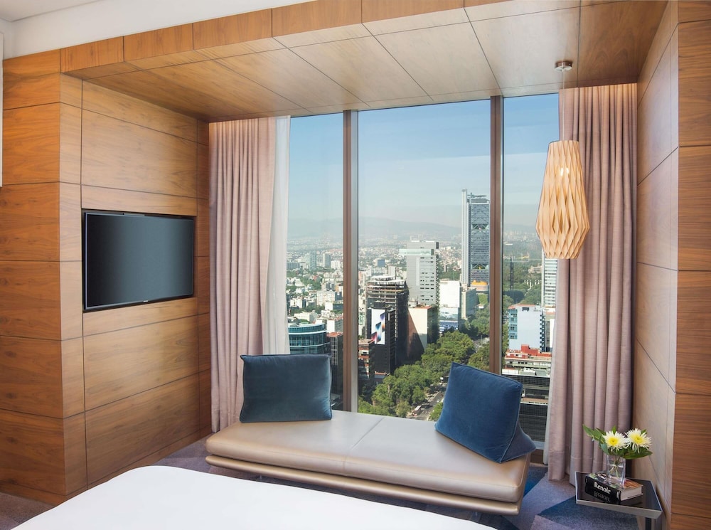 HABITACIÓN SUPERIOR con 1 cama king size y vistas al Ángel de la Independencia del hotel Sofitel Mexico City Reforma