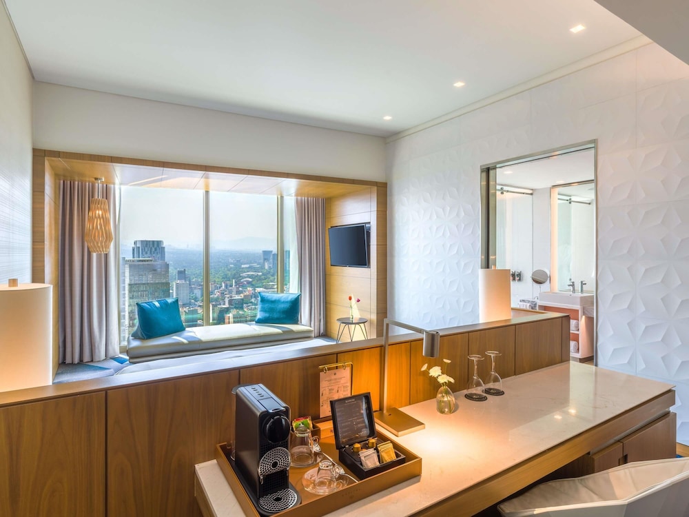 HABITACIÓN LUXURY con 1 cama king size y vistas al perfil urbano del hotel Sofitel Mexico City Reforma