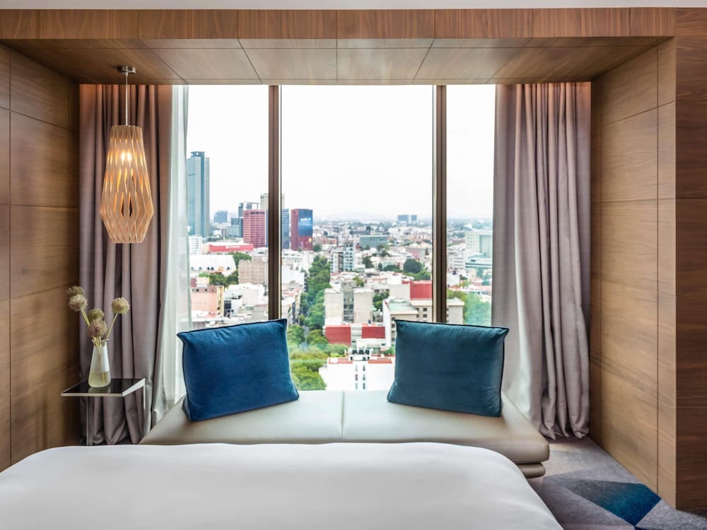 HABITACIÓN LUXURY con 1 cama king size y vistas al perfil urbano del hotel Sofitel Mexico City Reforma. Foto 1