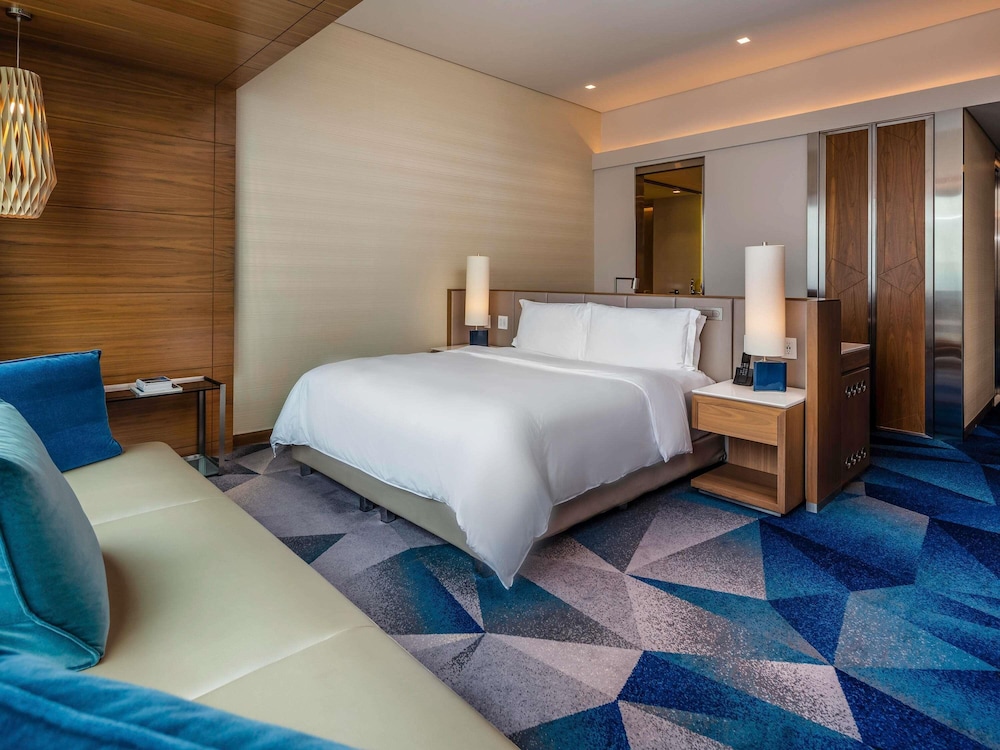 HABITACIÓN LUXURY con 1 cama king size y vistas al perfil urbano del hotel Sofitel Mexico City Reforma. Foto 3