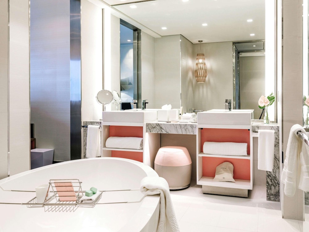 HABITACIÓN LUXURY con 1 cama king size y vistas al perfil urbano del hotel Sofitel Mexico City Reforma. Foto 4