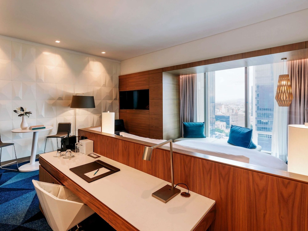 HAB. LUXURY EN PLANTA EXECUTIVE: acceso al Club Millésime, cama king size y vistas a la ciudad del hotel Sofitel Mexico City Reforma. Foto 1