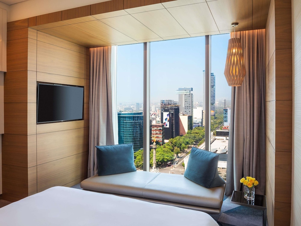 HABITACIÓN SUPERIOR con 1 cama king size y vistas al Ángel de la Independencia y la ciudad del hotel Sofitel Mexico City Reforma. Foto 3