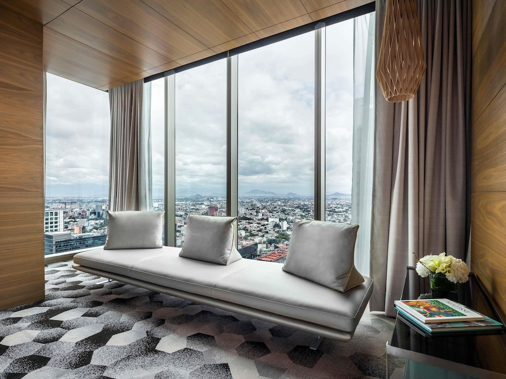 SUITE JUNIOR EN PLANTA EXECUTIVE: acceso al Club Millésime, cama king size y vistas a Reforma del hotel Sofitel Mexico City Reforma. Foto 5