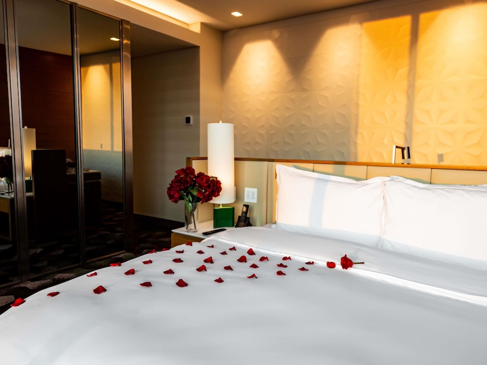 SUITE JUNIOR EN PLANTA EXECUTIVE: acceso al Club Millésime, cama king size y vistas al Ángel del hotel Sofitel Mexico City Reforma. Foto 1