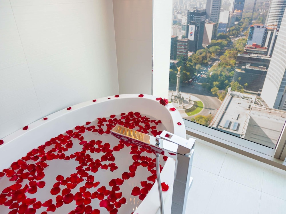 SUITE JUNIOR EN PLANTA EXECUTIVE: acceso al Club Millésime, cama king size y vistas al Ángel del hotel Sofitel Mexico City Reforma. Foto 4