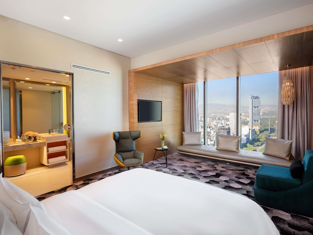 SUITE JUNIOR EN PLANTA EXECUTIVE: acceso al Club Millésime, cama king size y vistas al Ángel del hotel Sofitel Mexico City Reforma. Foto 5