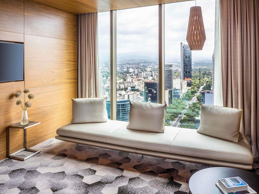 SUITE JUNIOR EN PLANTA EXECUTIVE: acceso al Club Millésime, cama king size y vistas al Ángel del hotel Sofitel Mexico City Reforma. Foto 6