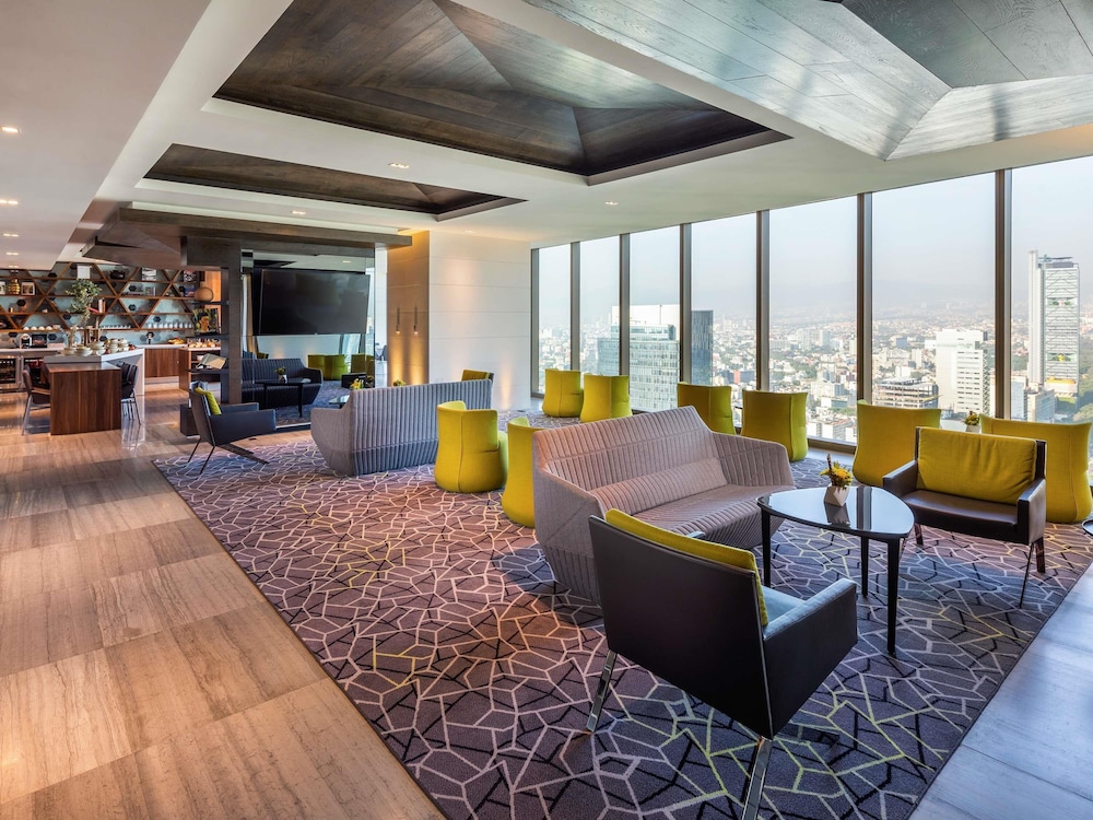 SUITE JUNIOR EN PLANTA EXECUTIVE: acceso al Club Millésime, cama king size y vistas al Ángel del hotel Sofitel Mexico City Reforma. Foto 9