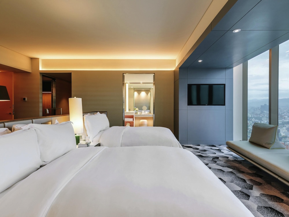 SUITE JUNIOR EN PLANTA EXECUTIVE: acceso al Club Millésime, 2 camas dobles y vistas al Ángel del hotel Sofitel Mexico City Reforma