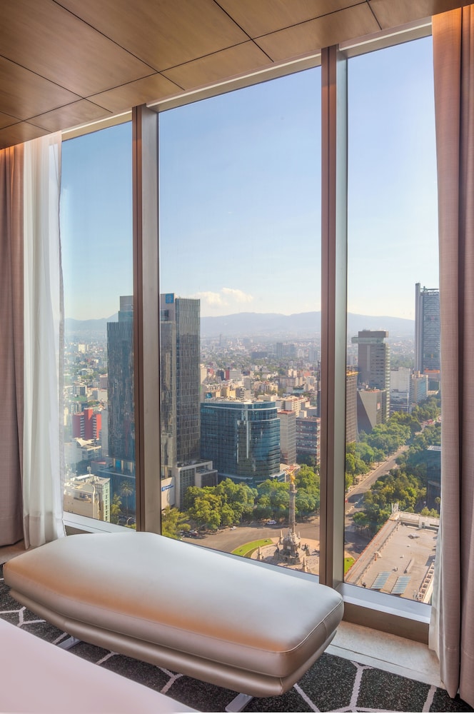 SUITE JUNIOR EN PLANTA EXECUTIVE: acceso al Club Millésime, 2 camas dobles y vistas al Ángel del hotel Sofitel Mexico City Reforma. Foto 2