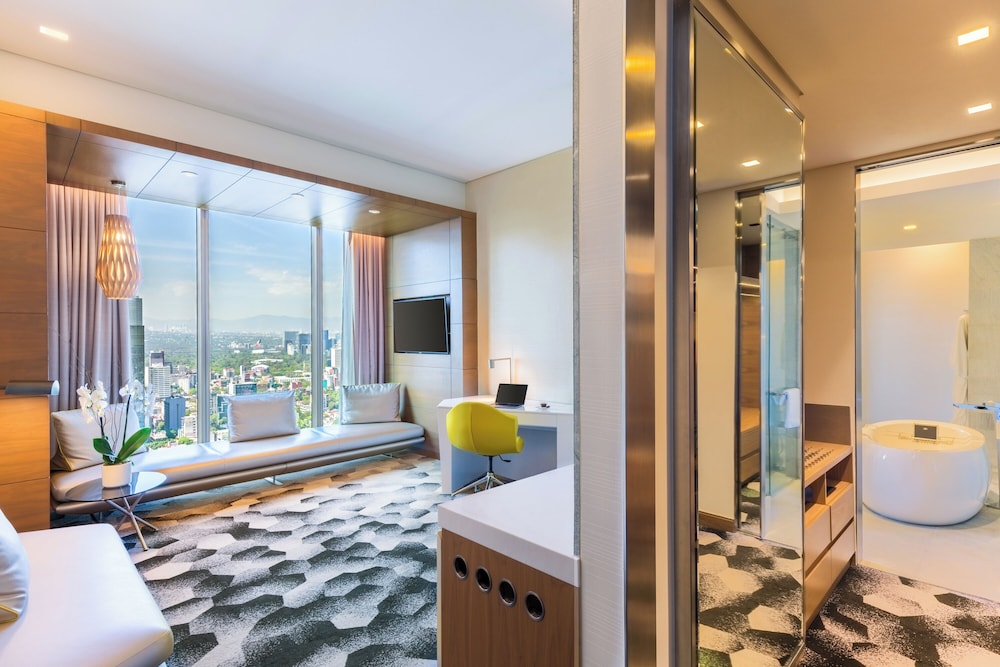SUITE PRESTIGE EN PLANTA EXECUTIVE: acceso al Club Millésime, cama king size y vistas al Ángel del hotel Sofitel Mexico City Reforma. Foto 2