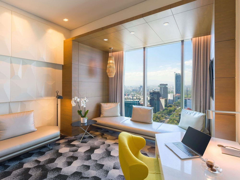 SUITE PRESTIGE EN PLANTA EXECUTIVE: acceso al Club Millésime, cama king size y vistas al Ángel del hotel Sofitel Mexico City Reforma. Foto 3