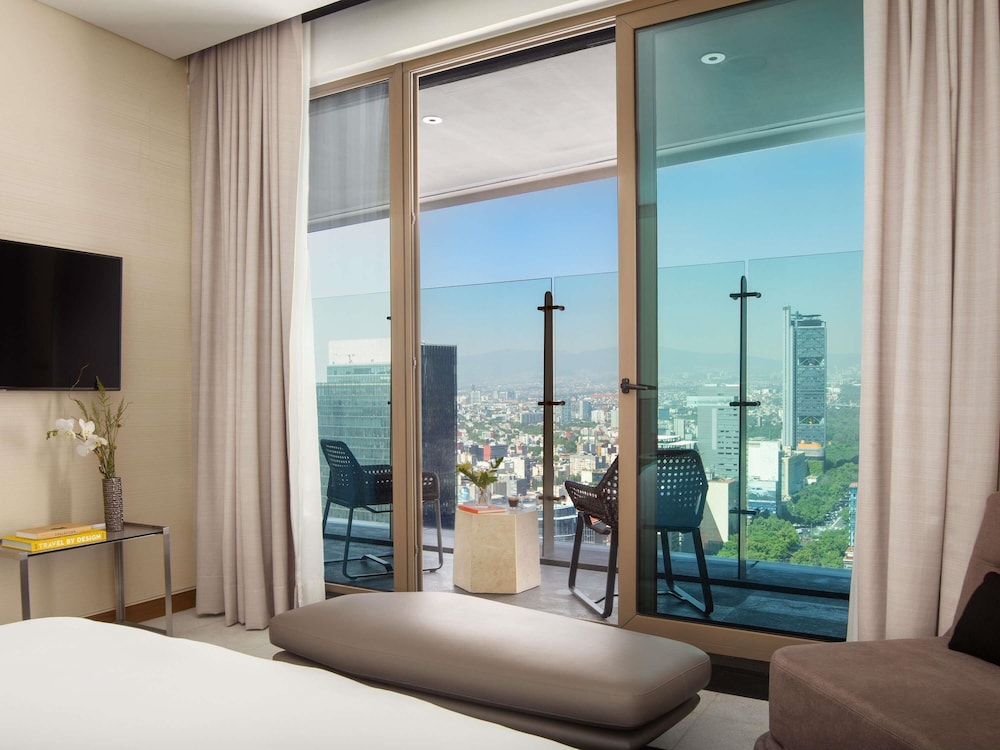 SUITE PRESTIGE EN PLANTA EXECUTIVE: terraza, Club Millésime, cama king size y vistas al Ángel del hotel Sofitel Mexico City Reforma