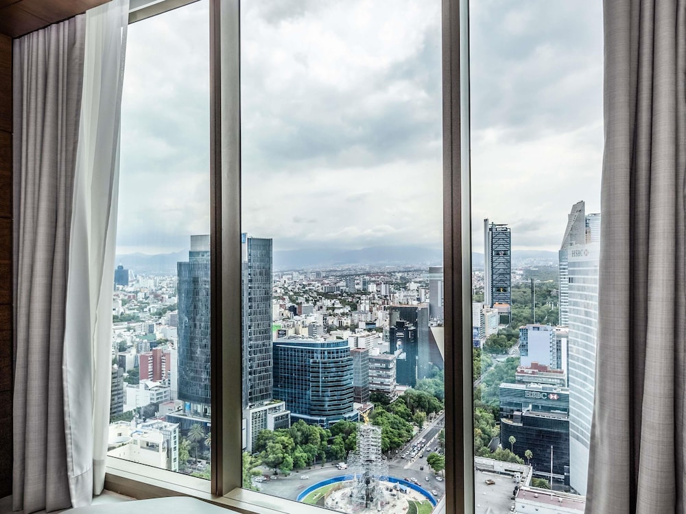 SUITE PRESTIGE EN PLANTA EXECUTIVE: terraza, Club Millésime, cama king size y vistas al Ángel del hotel Sofitel Mexico City Reforma. Foto 2