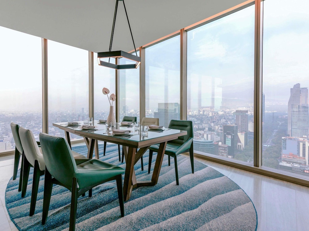 SUITE OPERA con acceso al club Millésime, cama king size y vistas al Ángel de la Independencia del hotel Sofitel Mexico City Reforma. Foto 1