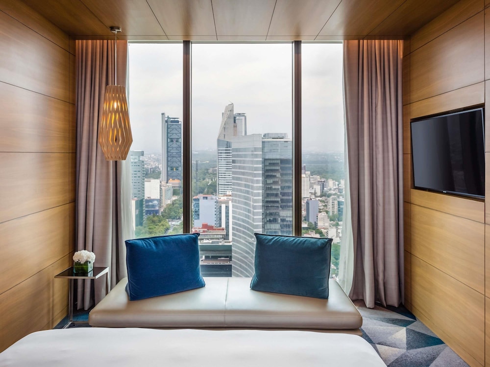 HABITACIÓN SUPERIOR con 1 cama king size y vistas al Ángel de la Independencia del hotel Sofitel Mexico City Reforma. Foto 2