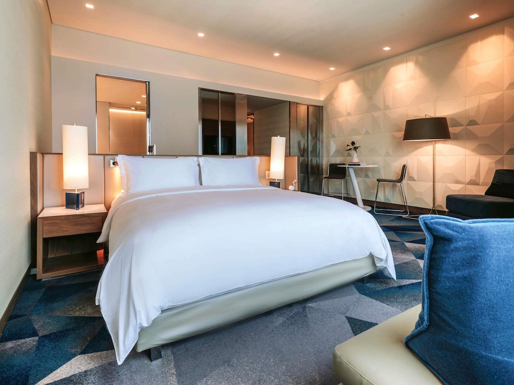HABITACIÓN LUXURY con 1 cama king size y vistas al perfil urbano del hotel Sofitel Mexico City Reforma