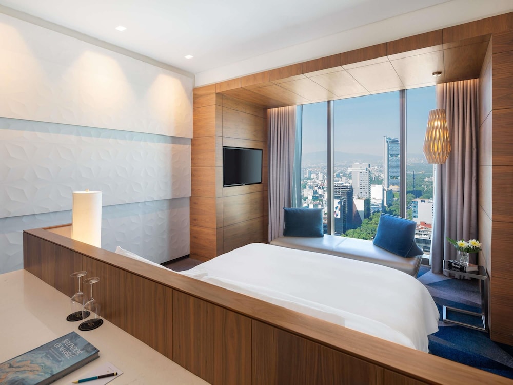 HABITACIÓN LUXURY con 1 cama king size y vistas al perfil urbano del hotel Sofitel Mexico City Reforma. Foto 4