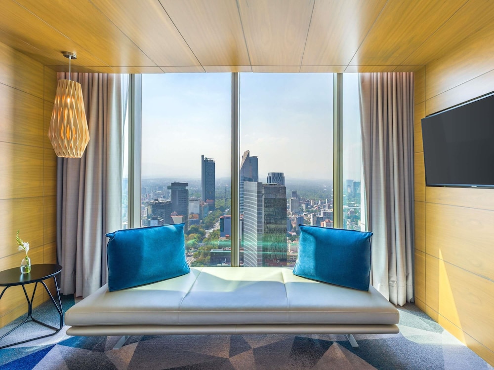 HAB. LUXURY EN PLANTA EXECUTIVE: acceso al Club Millésime, cama king size y vistas a la ciudad del hotel Sofitel Mexico City Reforma. Foto 1
