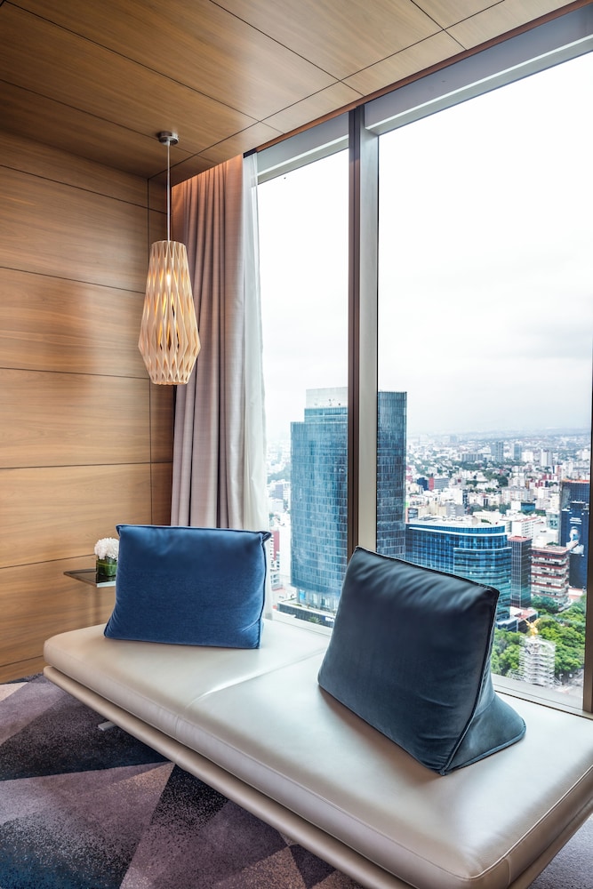 HAB. LUXURY EN PLANTA EXECUTIVE: acceso al Club Millésime, cama king size y vistas a la ciudad del hotel Sofitel Mexico City Reforma. Foto 5