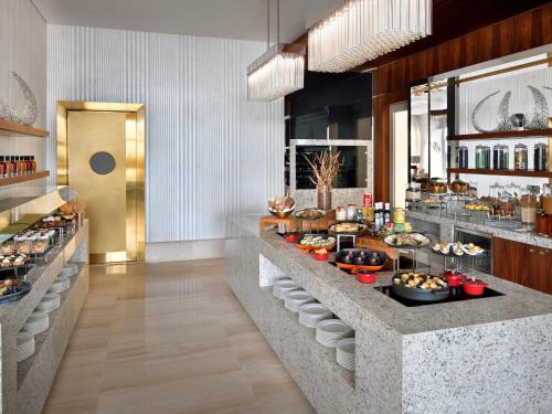 Habitación Executive con cama extragrande, vistas al mar, acceso al salón, desayuno, bebidas por la noche y canapés del hotel Grand Plaza Mövenpick Media City. Foto 4
