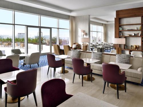 Habitación Ejecutiva con 2 camas individuales, acceso al salón, desayuno, bebidas por la noche y canapés del hotel Grand Plaza Mövenpick Media City