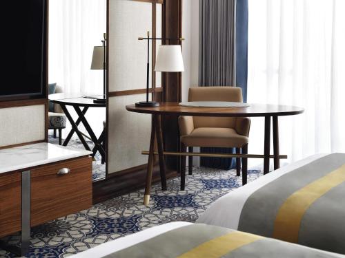 Habitación Superior con 2 camas individuales y vistas al mar del hotel Grand Plaza Mövenpick Media City. Foto 3