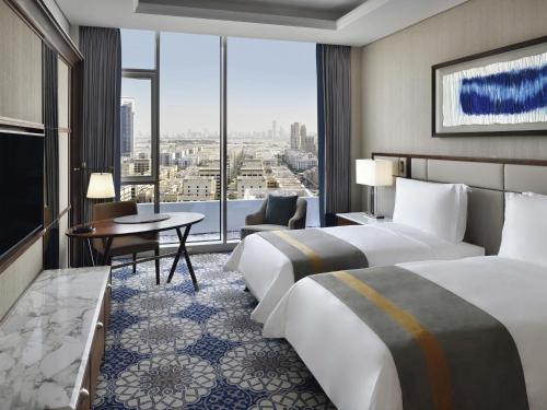 Habitación Ejecutiva con 2 camas individuales, vistas al mar, acceso al salón, desayuno, bebidas por la noche y canapés del hotel Grand Plaza Mövenpick Media City